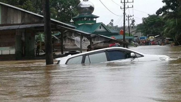 Hindari Berada Di Jalanan Dengan Gedung Tinggi Dan Banyak Kabel Listrik