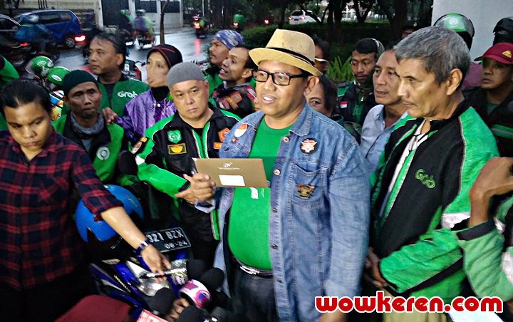 Puluhan Driver Ojol Kembali Serbu Kediaman Iis Dahlia