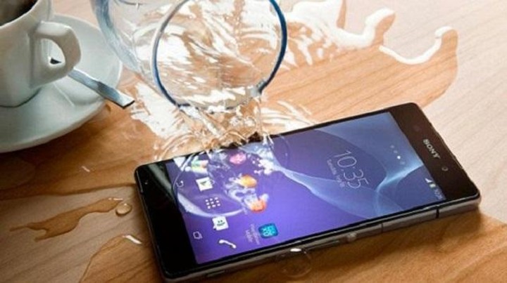 Langsung Hindarkan Handphone dari Air Setelah Kehujanan