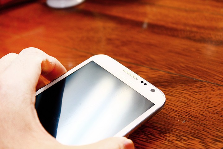 Cara Mengatasi Hp Terkena Air Hujan Lakukan Pertolongan Pertama Dengan Cepat Teknobos