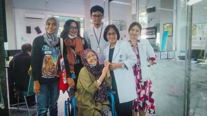 Ceria Abadikan Momen Bareng Dokter dan Perawat Usai Jalani Radiasi