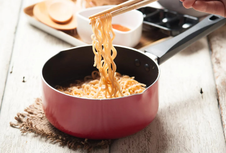 Saat Hujan Paling Enak Makan Mi Rebus, Segar dan Menghangatkan