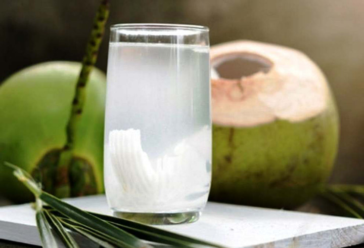 Minum Air Kelapa Muda Bisa Membantu Menurunkan Demam