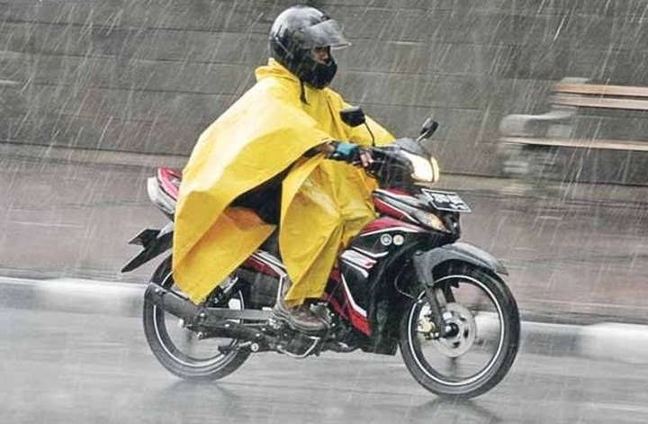 Agar Lebih Aman, Gunakan Jas Hujan Mode Single dan yang Berwarna Terang
