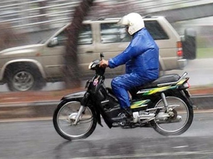 Kurangi Kecepatan dan Jaga Jarak Aman Saat Berkendara dalam Kondisi Hujan