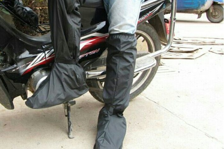 Gunakan Alas Kaki yang Tidak Licin dan Pakai Shoe Cover Saat Berkendara dalam Kondisi Hujan