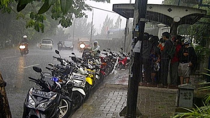 Jika Hujan Terlalu Deras dan Situasi Memburuk, Sebaiknya Hentikan Kendaraan Anda