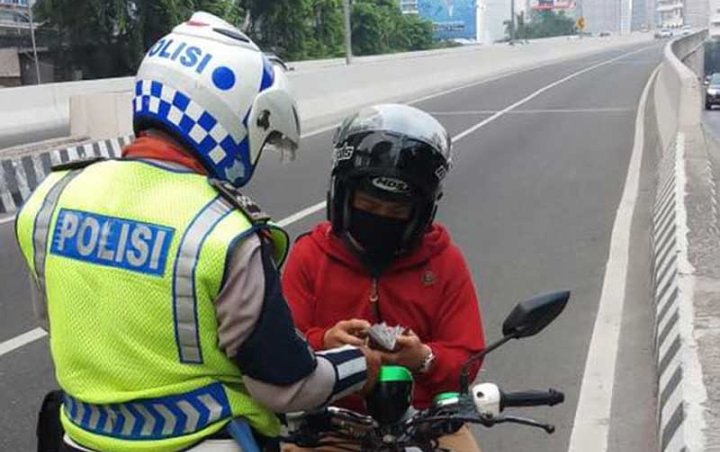 Mahasiswa Ini Gugat ke MK Usai Ditilang Gegara Tak Nyalakan Lampu Motor