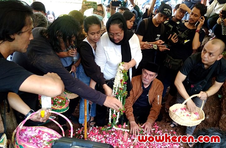 Suasana Haru Pemakaman Ria Irawan Pada Senin (6/1)