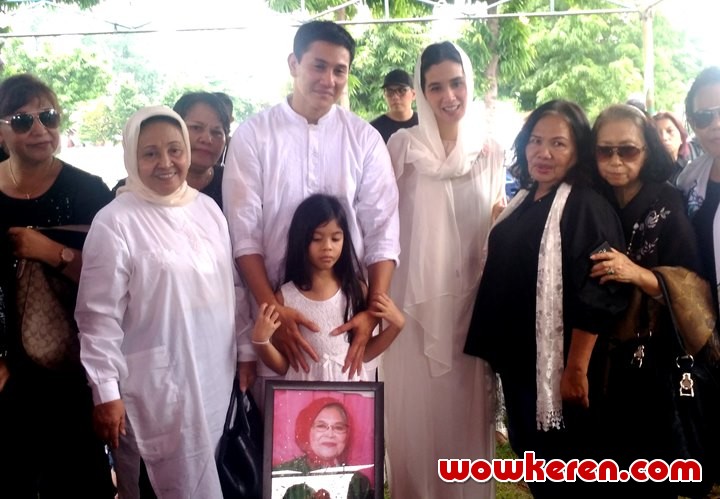 Vino Bastian dan Keluarga Hadiri Pemakaman Sang Bunda