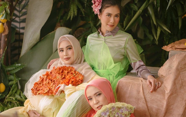 Kartika Putri, Fitri Tropica dan Syahnaz Sadiqah bersahabat baik dan sama-sama resmi menyandang status sebagai ibu usai melahirkan buah hati pertama mereka.