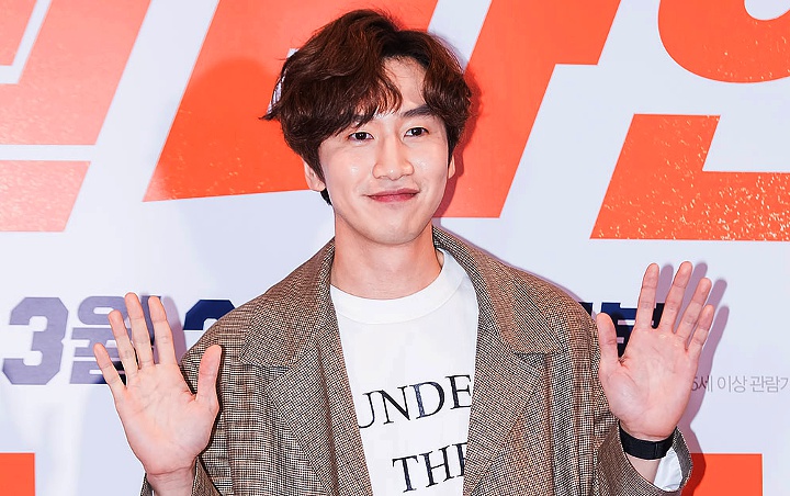 Foto-Foto Lee Kwang Soo Dikala Sekolah Kejutkan Masyarakat Foto-Foto Lee Kwang Soo Dikala Sekolah Kejutkan Masyarakat