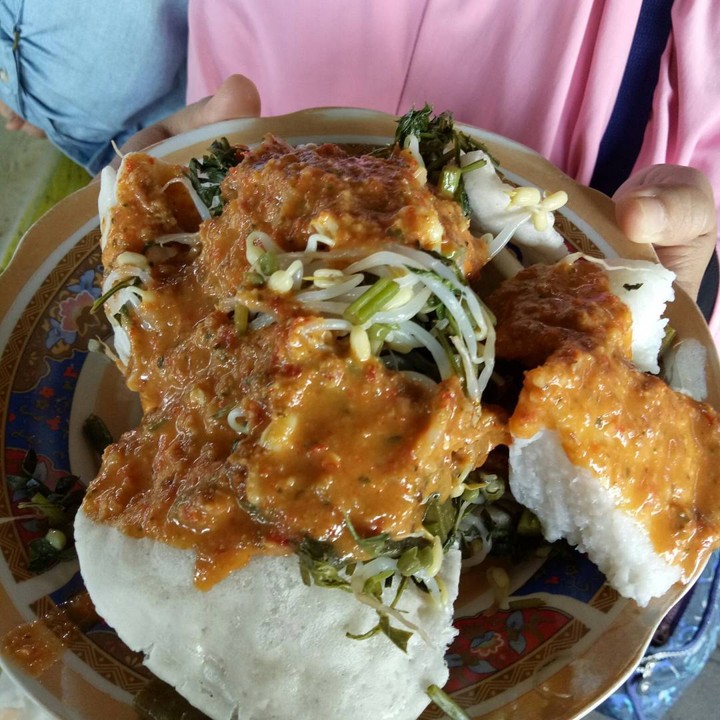 Pecel Punten Khas Jawa Barat Yang Disajikan Dengan Lontong