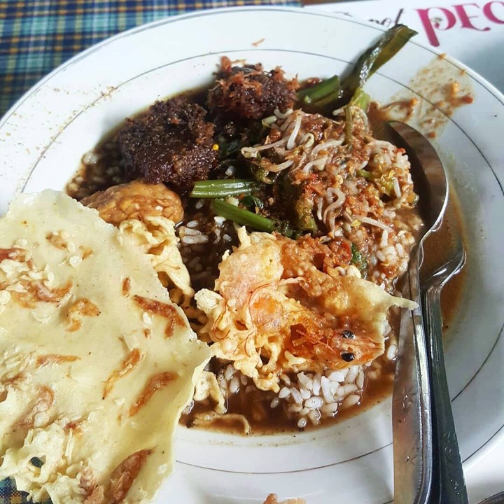 Pecel Ayu, Perpaduan Pecel Dan Rawon Yang Super Nikmat