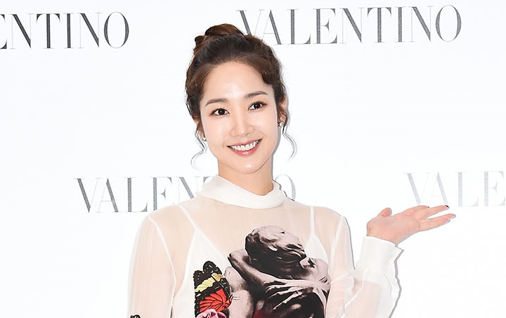 Park Min Young Mungil Berponi Jadi Murid di Ill Go To You When The Weather Is Nice