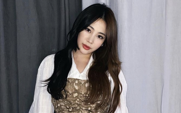 Park Ji Min Tampar Balik Haters, Emosionil Dilecehkan Soal Ukuran Payudara Park Ji Min Tampar Balik Haters, Emosionil Dilecehkan Soal Ukuran Payudara