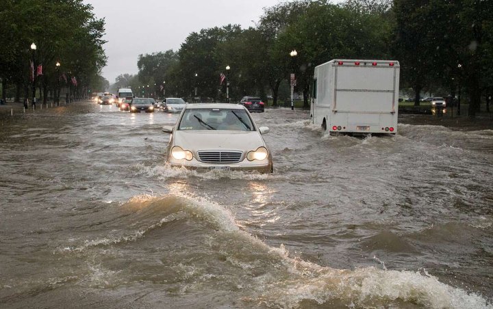 Hujan Deras Bikin Surabaya Terkepung Banjir, Ada Yang Capai Separuh Badan Mobil