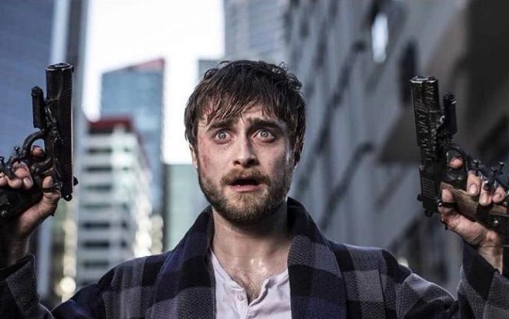 Daniel Radcliffe 'Harry Potter' Cuma Pakai Kolor dan Jadi Orang Gila di Trailer 'Guns Akimbo'