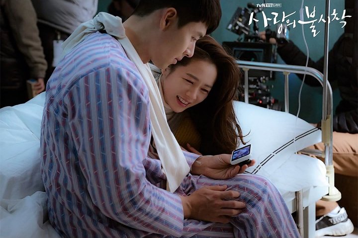 Hyun Bin dan Son Ye Jin di \'Crash Landing on You\'