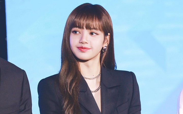 Lisa BLACKPINK Tampil Imut Banget di Bandara, Wajah Lelah Tuai Perhatian