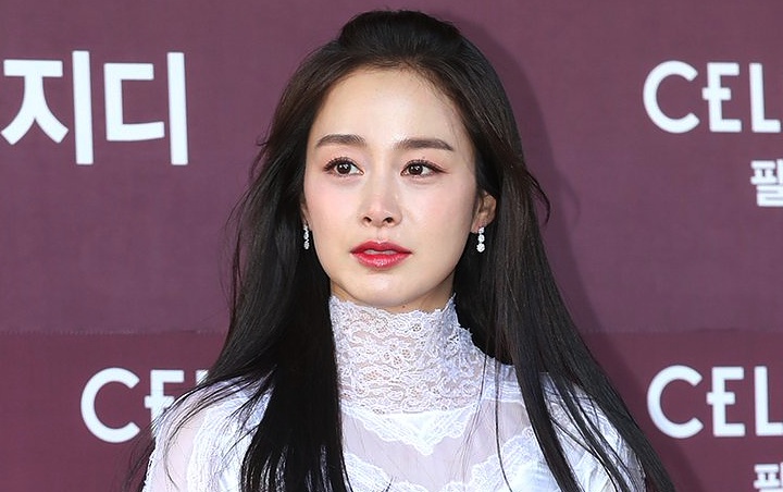 Kim Tae Hee Keibuan Banget Saat Peluk Putri Kecilnya di Poster 'Hi Bye, Mama!'