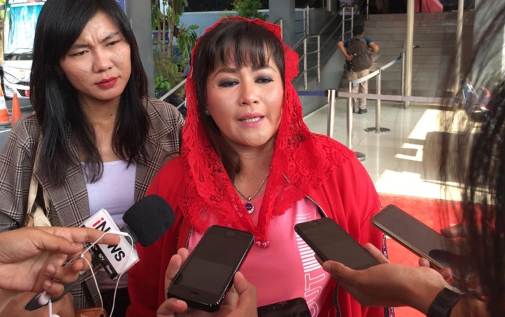 Dewi Tanjung Lapor Polisi Usai Dikasari Pendemo Pro Anies Baswedan