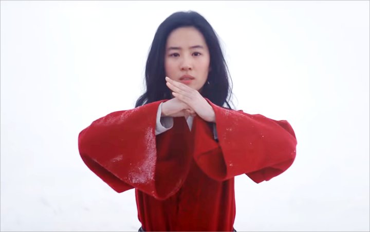 Promo Baru 'Mulan' Tampilkan Kemampuan Bertarung Liu Yifei di Medan Perang
