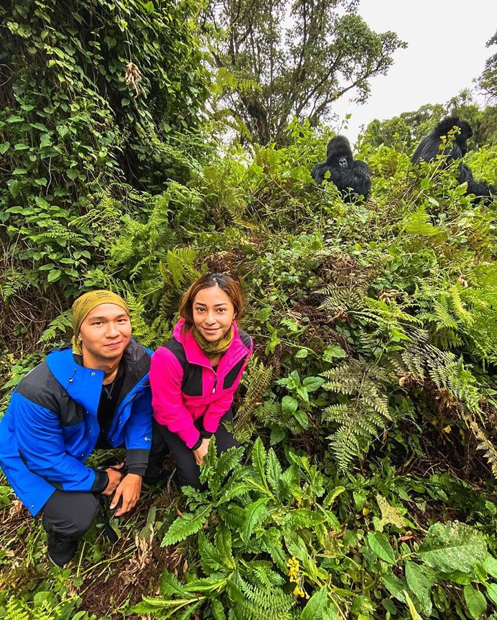 Abadikan Momen Bareng Pacar Saat Bertemu Gorila