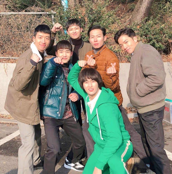 Kim Soo Hyun Foto Gokil Bareng Pasukan \'Gibah\' di \'Crash Landing On You\'