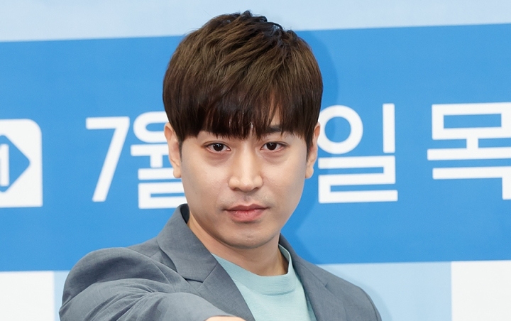 Eric Shinhwa Pose Serius dan Pancarkan Kesan Seksi Saat Masak di Dapur 'Yoo Byul Na! Chef Moon'