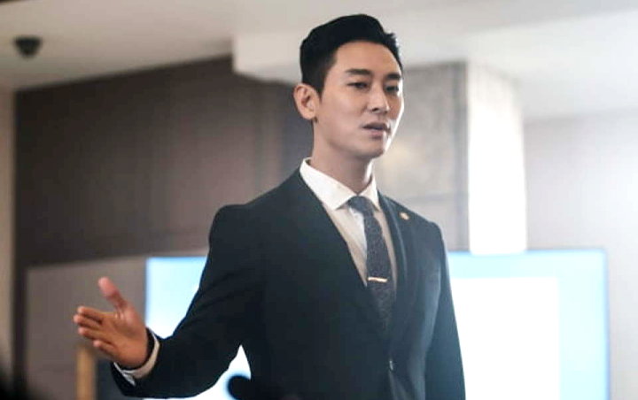 Joo Ji Hoon Berkarisma di Foto Adegan 'Hyena', Kemampuan Akting dan Aura Uniknya Dipuji Kru Produksi