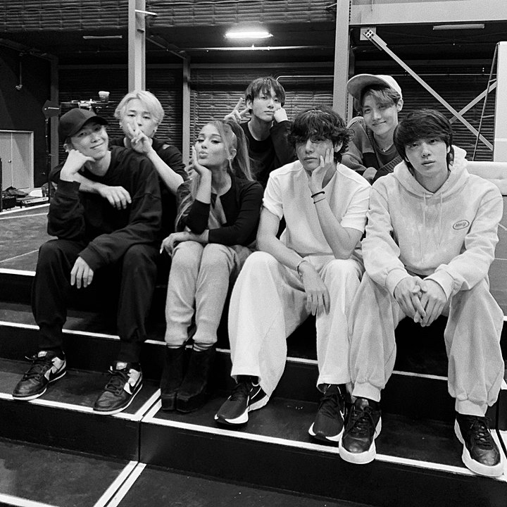 BTS Foto Bareng Ariana Grande Tanpa Suga, Lucunya Fans Tebak Alasan Ngilang 1