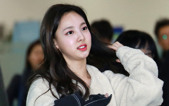 Dandanan Imut Nayeon Twice Tutupi Wajah di Bandara Bikin Prihatin