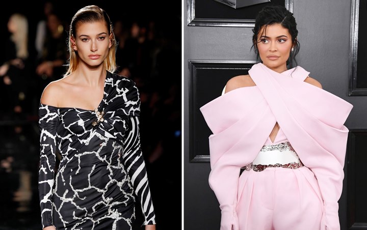 Hailey Baldwin Disebut Sembunyikan Kehamilan Seperti Kylie Jenner