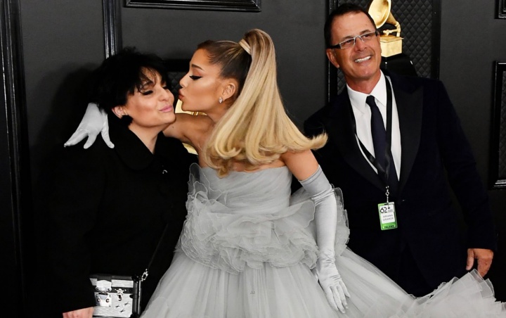 Grammy Awards 2020: Ariana Grande Cantik Pamer Gaun Raksasa Ditemani Ortu di Red Carpet