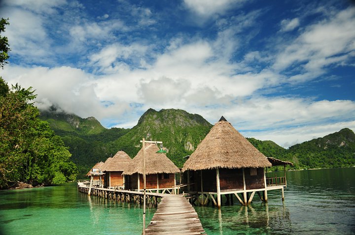 Pemandangan Pantai Maluku Terpampang Maksimal Di Ora Beach Resort