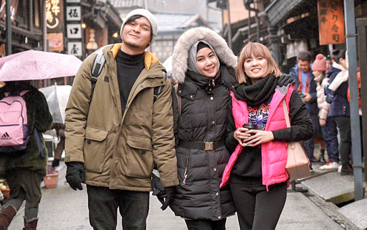 Jadi 'Orang Ketiga' Saat Liburan Bareng Anisa Rahma dan Suami, Chika Jessica Auto Mewek di Jepang