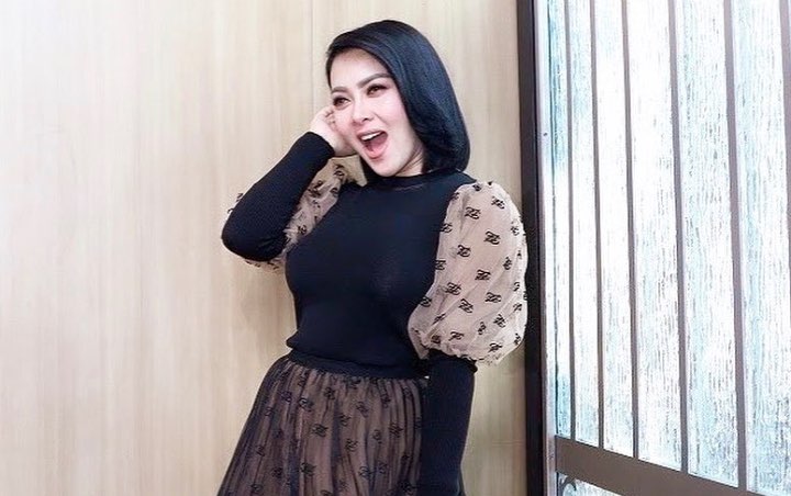 Syahrini Cantik Berhijab Sambil Mengaji, Sempat 'Disentil' Ustaz Ini Gara-Gara Pamer Cincin