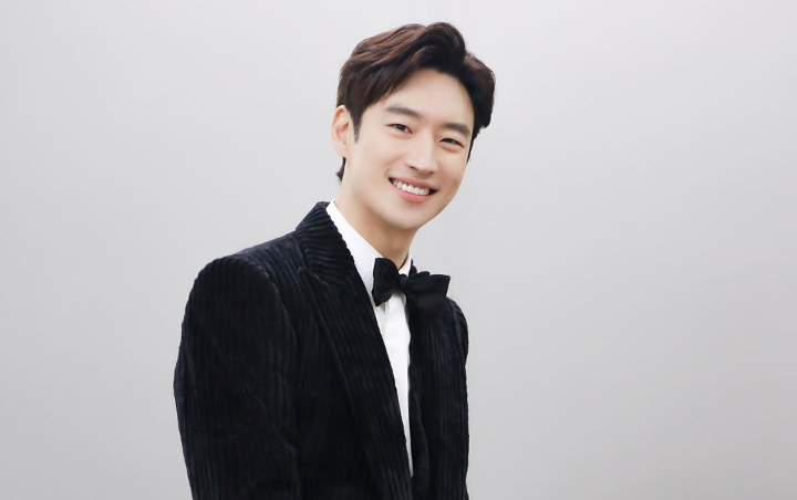 Lee Je Hoon Kenakan Rompi Anti Peluru dan Pasang Ekspresi Menegangkan di Poster 'Time To Hunt'