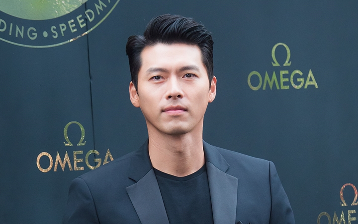 Hyun Bin Kepergok Pakai Cincin di Jari Manis Saat Jeda Syuting 'Crash Landing On You'