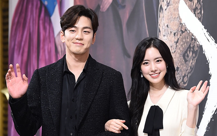 Kim Min Kyu Ditegur Staf Gara-Gara Terlalu Lama Nyosor Bibir Jin Se