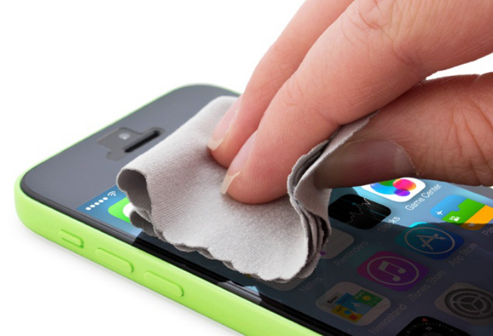 Bersihkan Smartphone dari Debu yang Menempel Secara Rutin Agar Bisa Awet dan Tahan Lama