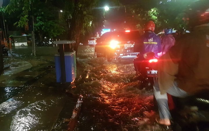 Banjir Rendam Surabaya Sampai Masuk ke RS, Jernihnya Genangan Disorot