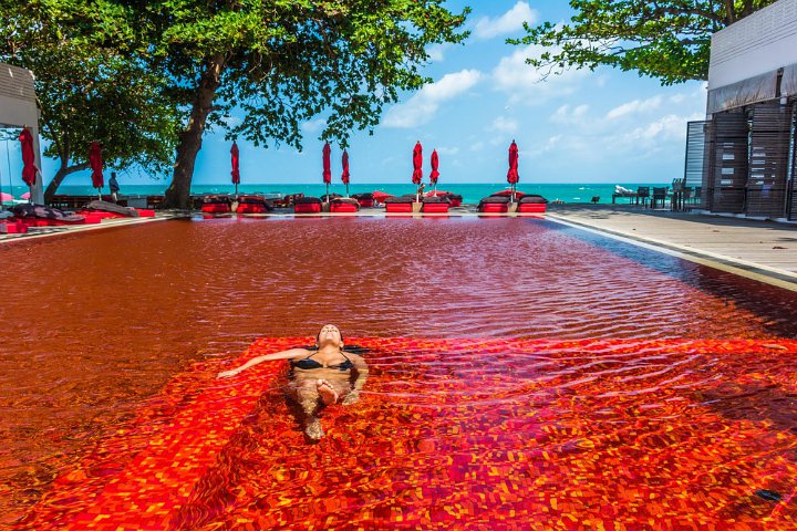 The Library Pool, Kolam Renang Antimainstream di Thailand yang Airnya Berwarna Merah