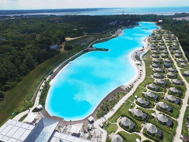 Indonesia Juga Punya Banyak Kolam Renang Antimainstream, Salah Satunya Crystal Lagoon