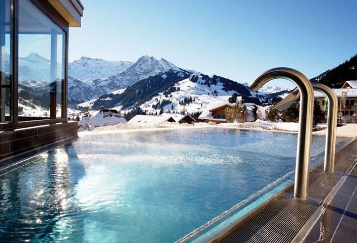 Ingin Mencoba Berenang di Area Salju? Pergi Saja Ke The Pool Cambrian di Swiss