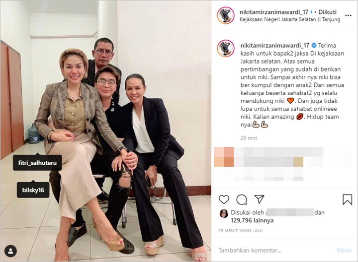 Nikita Mirzani Tertawa Lebar