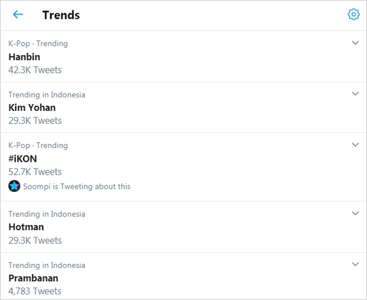 Hotman Paris Trending di Twitter Usai Duduk Tenang di Belakang Orang Salat Saat Takziah ke Gus Sholah