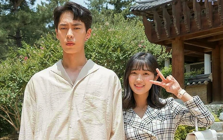 SMA 2020: Kim Hye Yoon Kedapatan Gandeng Lee Jae Wook Saat Turun Panggung