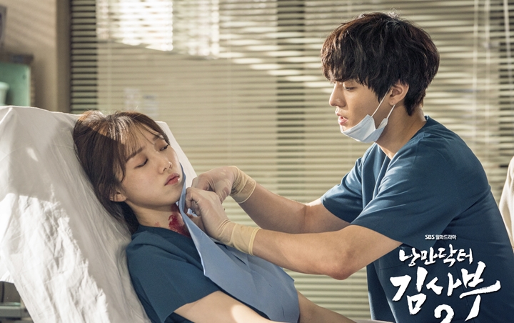 Ahn Hyo Seop Latihan Keras Jahit Leher Lee Sung Kyung di BTS 'Romantic Doctor, Teacher Kim 2'